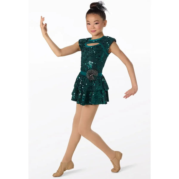 Weissman „The Middle“ Pailletten-Metallic-Kleid mit Federpuschel und Haarspange